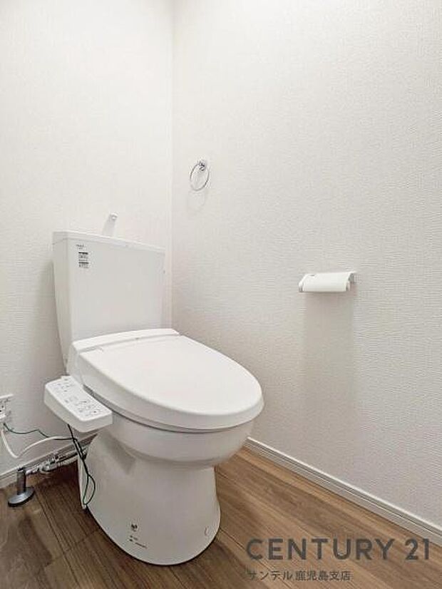 1階のウォシュレットが付いた広々として落ち着いた空間のお手洗いになります♪