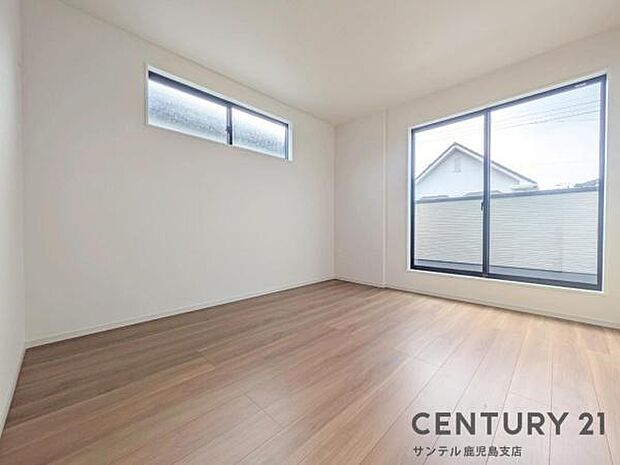 7.8帖の洋室です♪バルコニーとつながる洋室となっており、しっかり日が差し込みますので気持ちの良い目覚めができる素敵なお部屋です♪