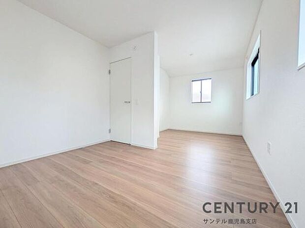 4.8帖+4.2帖の洋室です♪仕切りを付けて分けて使うことも出来ます!合わせて使うと9帖の広々洋室になります♪子供部屋にも十分使える仕様の洋室になっております!