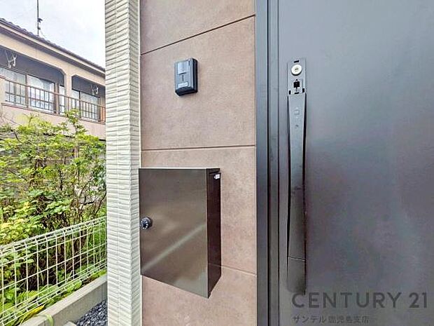 ダイヤルロック付きのポストで安心♪雨でも濡れにくい仕様になっておりますよ♪