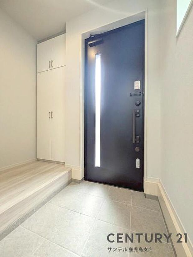 ご新居への出入り口になる明るい玄関には、たくさんの靴を収納できるシューズボックスが付いております♪いつも清潔感のあるすっきりとした玄関スペースを確保できますよ♪