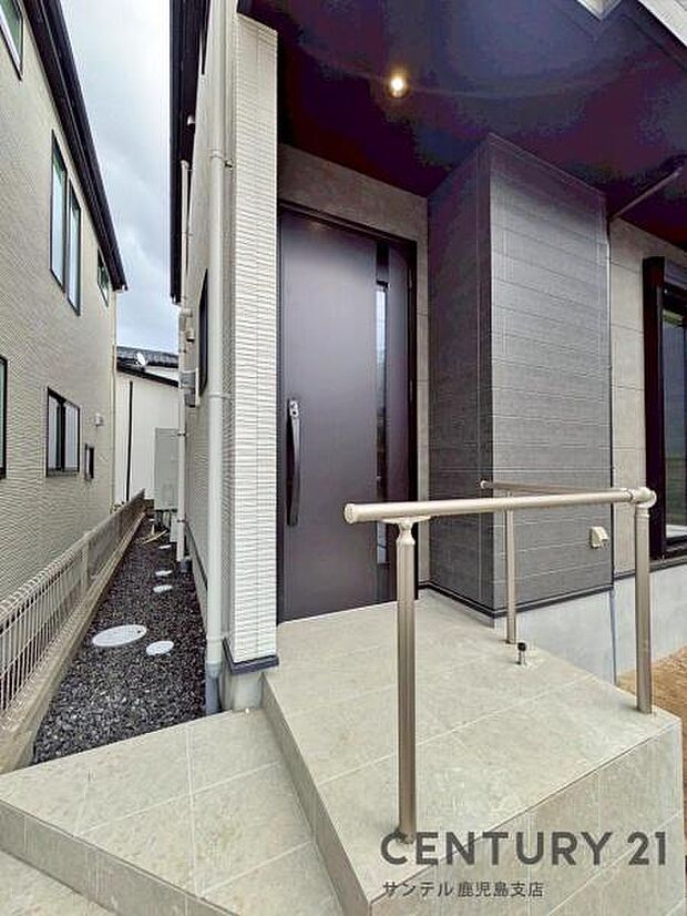 セキュリティ面でも安心なダブルロックドア玄関です♪屋根があるので、ちょっとした雨の日でも焦ることなく鍵や傘の開け閉めができます♪