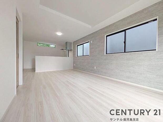 17帖のリビングです♪カウンターキッチンからリビングにいるご家族やお子様の様子が見えるので、コミュニケーションがとりながら、ご家族の大切な時間を共有できるリビングスペースです♪