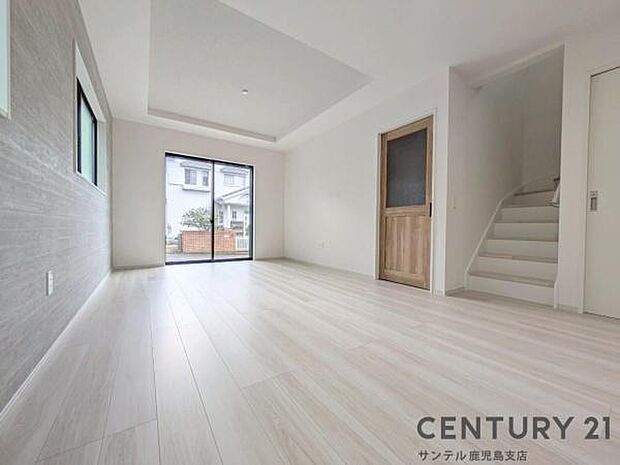 17帖のリビングです♪明るく、落ち着きのあるリビング♪ダイニングスペースも含めてゆとりのあるスペースで、ご家族でお食事や団らんしたり、ゆったりとしたご家族の時間を過ごせます♪