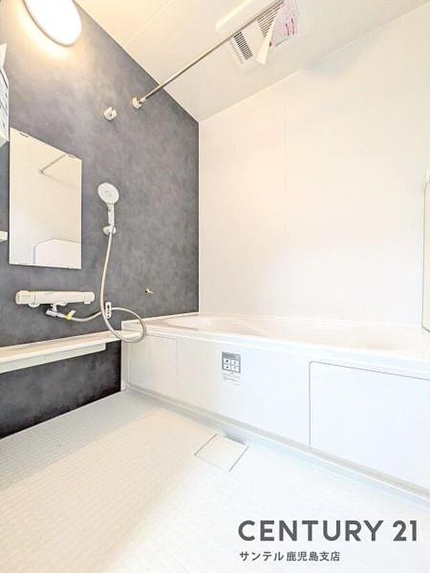 1日の疲れもゆっくり取ることのできる広々とした1坪タイプのシステムバス♪浴室乾燥、涼風、暖房、換気システムが付いておりますので、快適なバスタイムを過ごせます♪