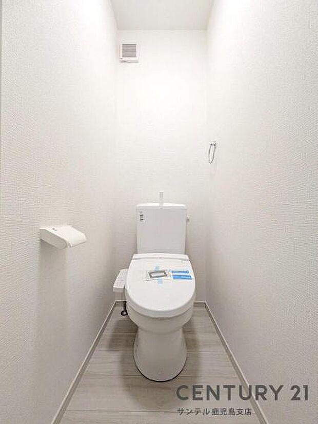 1階のウォシュレットが付いた広々として落ち着いた空間のお手洗いになります♪