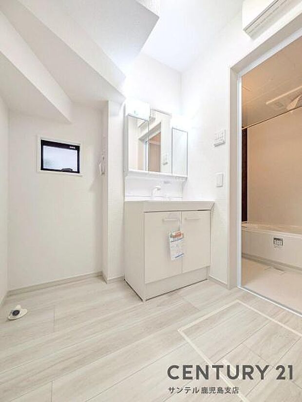 窓の付いた清潔感のあるシンプルな洗面脱衣所♪洗面台は、三面鏡の裏も収納スペースが付いており、シャワーヘッド付き！