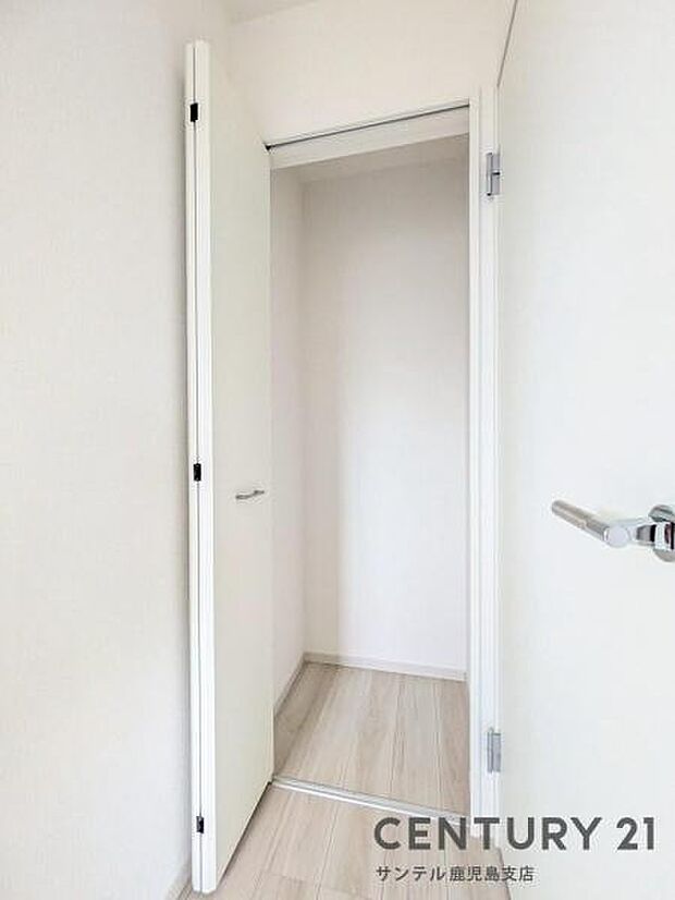 9.7帖洋室のクローゼットです♪丈の長いコートやお子様の制服、スーツなど収納でき、お洋服選びが楽しくなりますね♪