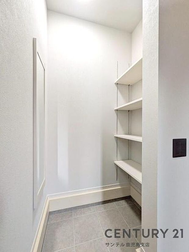 玄関隣りにはシューズクロークがありますので、靴の種類を選ばず収納でき、趣味の道具や、お子様の遊び道具、掃除用ぐも置けます♪