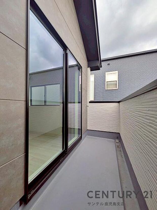 ぽかぽかした天気の良い日は、洗濯物を外で干すことが出来ます♪水栓も付いているので、バルコニーのお掃除も出来ます！