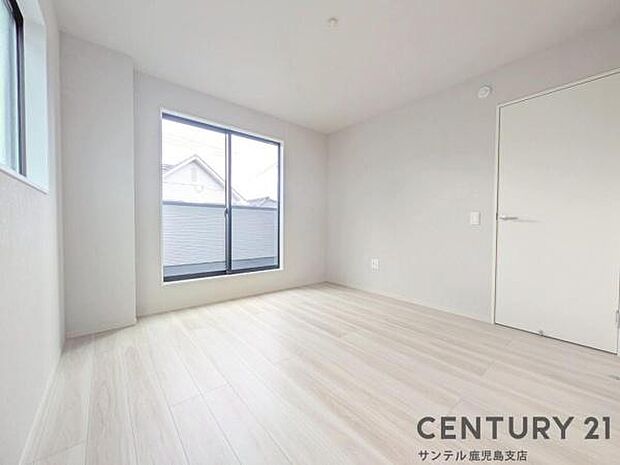 8帖の洋室です♪バルコニーとつながる洋室となっており、しっかり日が差し込みますので気持ちの良い目覚めができる素敵なお部屋です♪