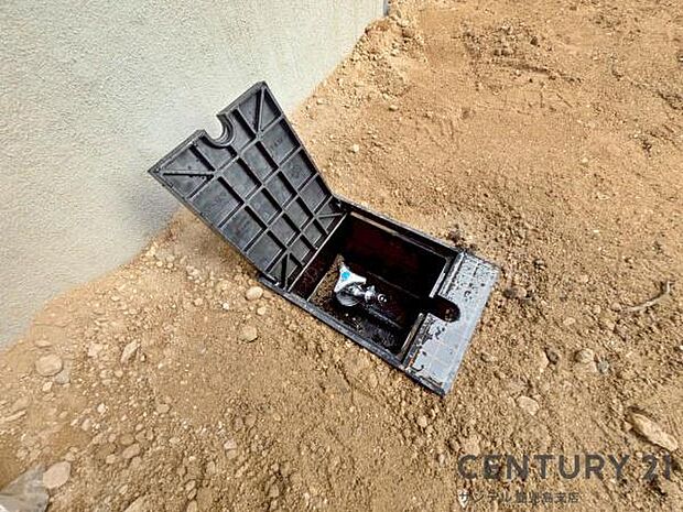 洗車やお掃除に利用できる屋外立水栓です♪特にお車は、降灰した後にすぐに洗い流せます！