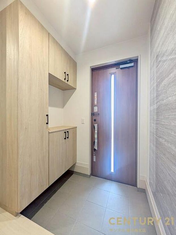 ご新居への出入り口になる明るい玄関には、たくさんの靴を収納できるシューズボックスが付いております♪いつも清潔感のあるすっきりとした玄関スペースを確保できますよ♪