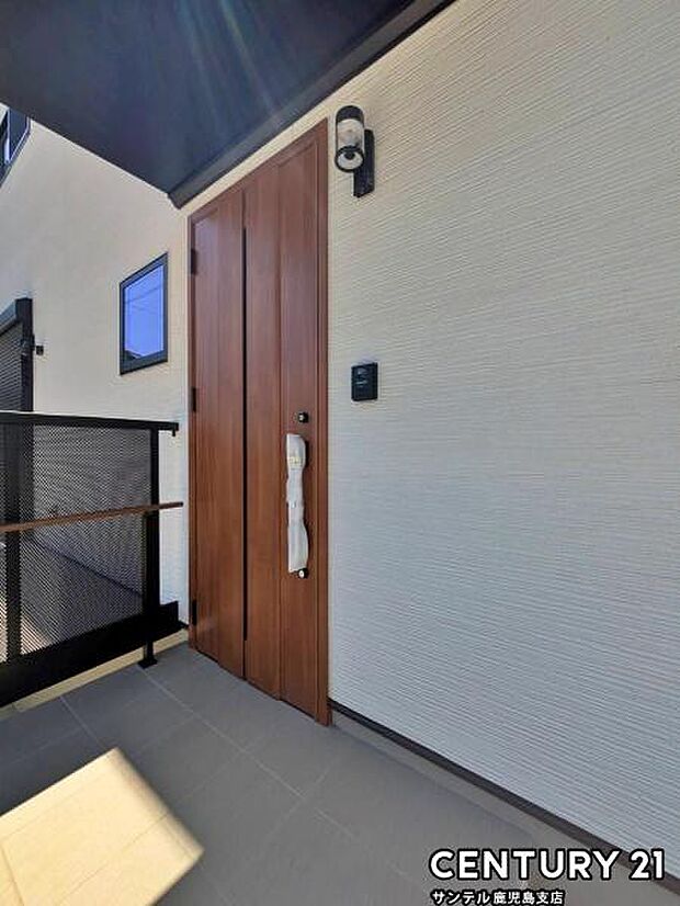 セキュリティ面でも安心なダブルロックドア玄関です♪屋根があるので、ちょっとした雨の日でも焦ることなく鍵や傘の開け閉めができます♪