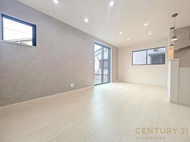 14.6帖のリビングです♪明るく、落ち着きのあるリビング♪ダイニングスペースも含めてゆとりのあるスペースで、ご家族でお食事や団らんしたり、ゆったりとしたご家族の時間を過ごせます♪