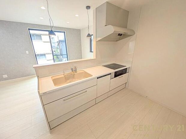 キッチンの天板には人工大理石を使用し、メンテナンスも楽です♪食器洗乾燥機を標準装備♪キッチンから、リビングにいるご家族と会話を楽しみながらお料理が出来ます♪