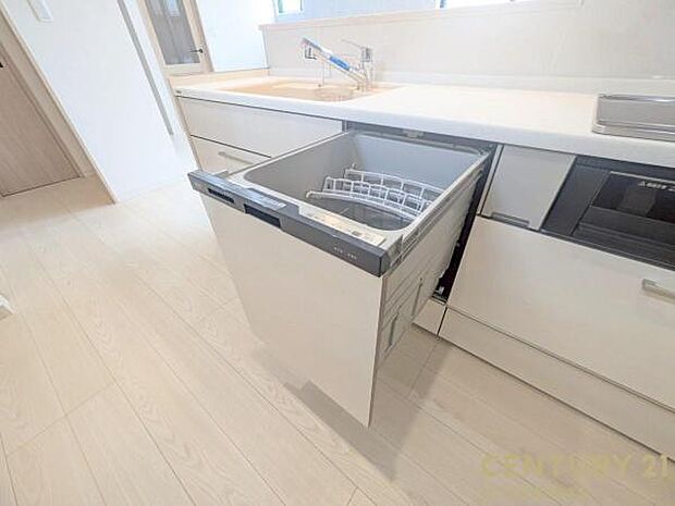 手荒れを防いで、家事の時間も削減できる食洗機付き♪高水温で洗浄をするので、衛生面的にも安心で♪片付けの時短にもなるので大活躍間違いなしです♪