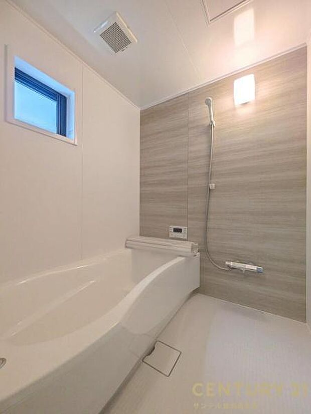 浴室は広々でお子様やご家族とゆったりくつろげて素敵なお風呂時間を満喫できます♪