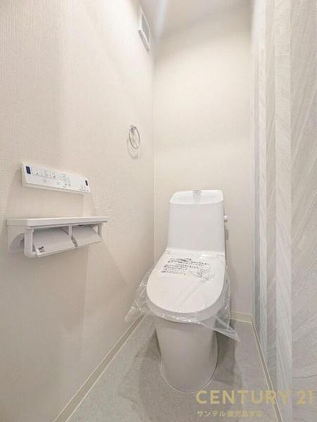 1階のウォシュレットが付いた広々として落ち着いた空間のお手洗いになります♪