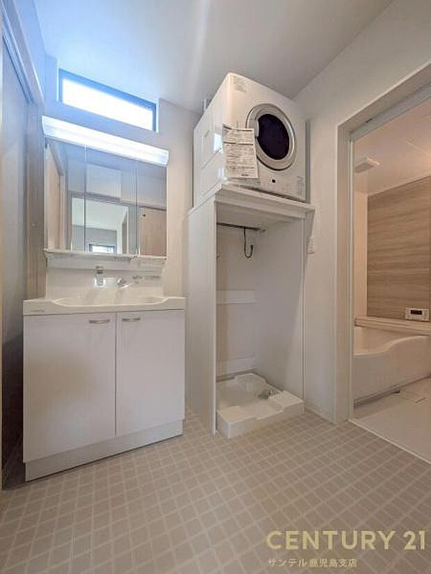 窓の付いた清潔感のある洗面脱衣所♪洗面台は、三面鏡の裏も収納スペースが付いており、シャワーヘッド付です!衣類乾燥機「乾太くん」標準装備(都市ガス利用)♪