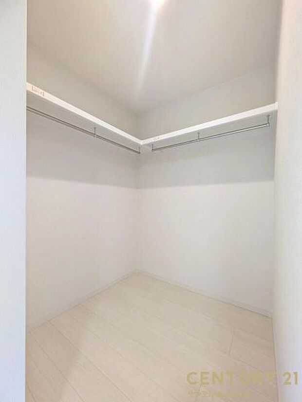 5.6帖洋室のウォークインクローゼット♪収納力があり、丈の長いコートやスーツ、衣装ケースなどもクローゼットにそのまま収納でき、お洋服選びが楽しくなりますね♪