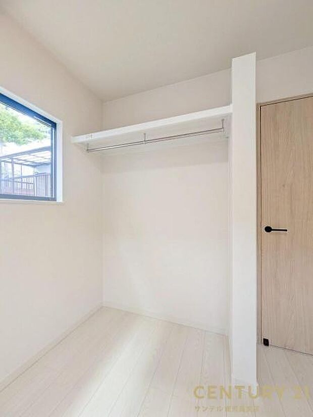 4.4帖洋室のクローゼットです♪丈の長いコートやお子様の制服、スーツなど収納でき、お洋服選びが楽しくなりますね♪