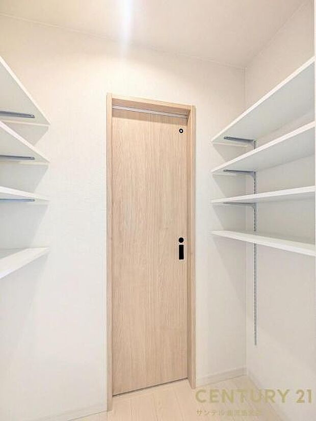 キッチン横にあるバックヤードスペースになります♪パントリーとしてもご活用いただけます♪洗面脱衣所へ繋がっており、家事動線を考えた設計となっております!