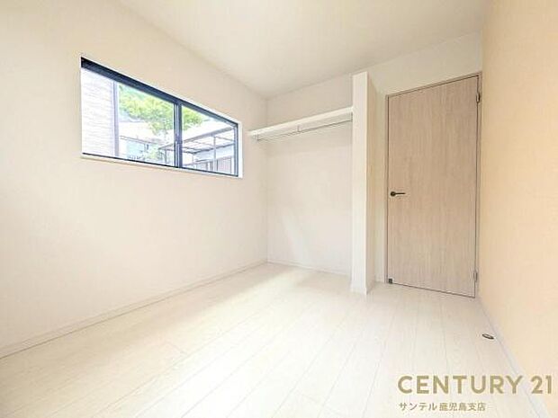 4.4帖の洋室です♪しっかり日が差し込みますので気持ちの良い目覚めができる素敵な洋室になります♪子供部屋にも十分使える仕様の洋室になっております♪