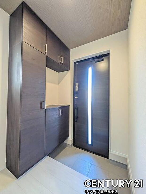 玄関!ご新居への出入り口になる明るい玄関には、たくさんの靴を収納できるシューズボックスが付いております♪いつも清潔感のあるすっきりとした玄関スペースを確保できますよ♪