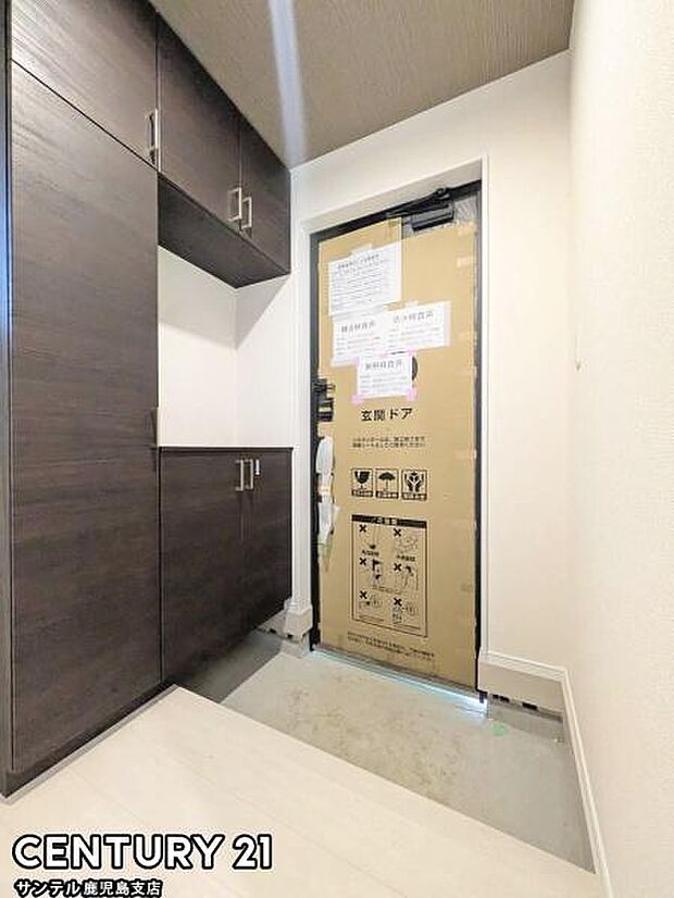 玄関！ご新居への出入り口になる明るい玄関には、たくさんの靴を収納できるシューズボックスが付いております♪いつも清潔感のあるすっきりとした玄関スペースを確保できますよ♪※最終仕上げ前になります！