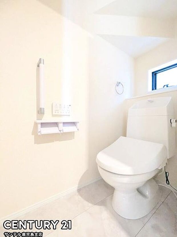 1階のウォシュレットが付いた落ち着いた空間のお手洗いになります♪