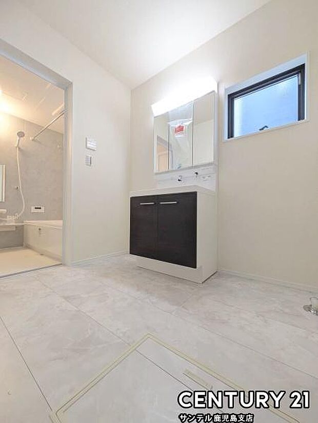 洗面脱衣所！窓の付いた清潔感のあるシンプルな洗面脱衣所♪洗面台は、三面鏡の裏も収納スペースが付いており、シャワーヘッド付き！