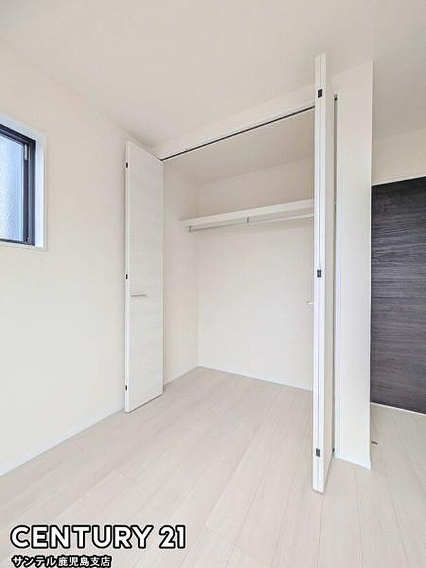 5帖洋室のクローゼットです♪丈の長いコートやお子様の制服、スーツなど収納でき、お洋服選びが楽しくなりますね♪