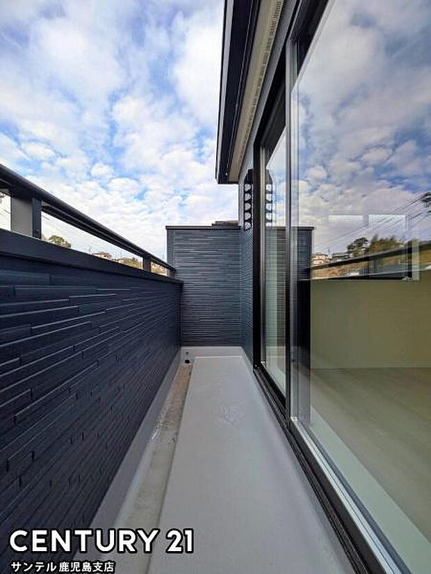 ぽかぽかした天気の良い日はバルコニーで洗濯物を外で干すことが出来ます♪