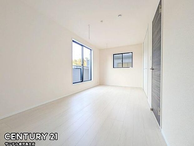 9帖の洋室です♪バルコニーとつながる洋室となっており、しっかり日が差し込みますので気持ちの良い目覚めができる素敵なお部屋です♪