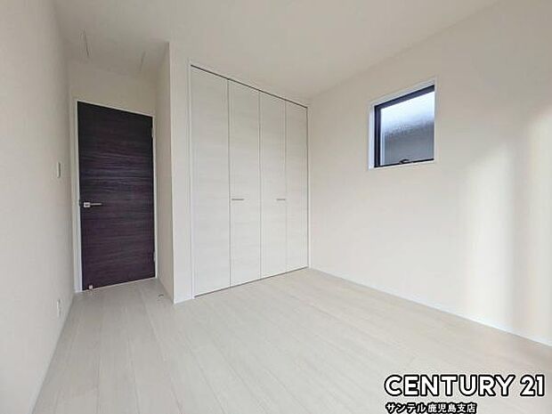 2階5帖の洋室です♪しっかり日が差し込みますので気持ちの良い目覚めができる素敵な洋室になります♪子供部屋にも十分使える仕様の洋室になっております♪