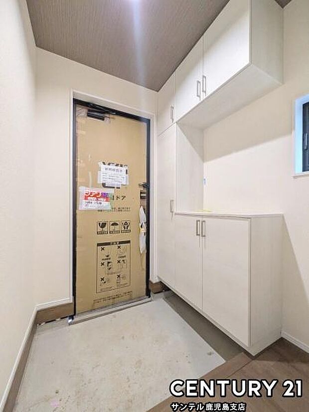 玄関！ご新居への出入り口になる明るい玄関には、たくさんの靴を収納できるシューズボックスが付いております♪いつも清潔感のあるすっきりとした玄関スペースを確保できますよ♪