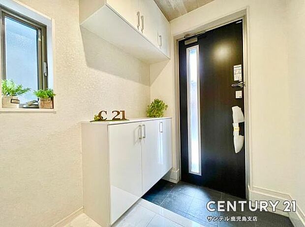 (同仕様モデル写真)玄関！ご新居への出入り口になる明るい玄関には、たくさんの靴を収納できるシューズボックスが付いております♪いつも清潔感のあるすっきりとした玄関スペースを確保できますよ♪