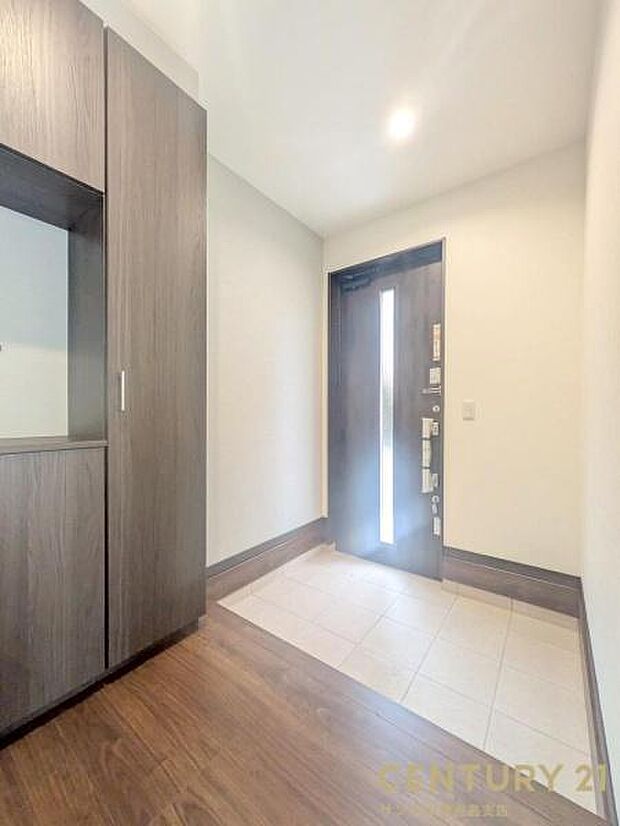 ご新居への出入り口になる明るい玄関には、たくさんの靴を収納できるシューズボックスが付いております♪いつも清潔感のあるすっきりとした玄関スペースを確保できますよ♪