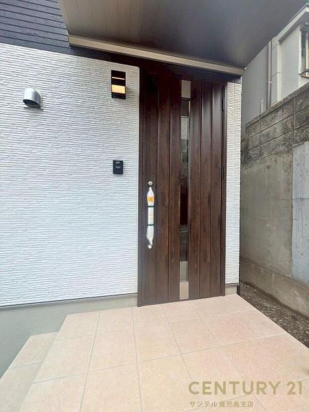 セキュリティ面でも安心なダブルロックドア玄関です♪屋根があるので、ちょっとした雨の日でも焦ることなく鍵や傘の開け閉めができます♪