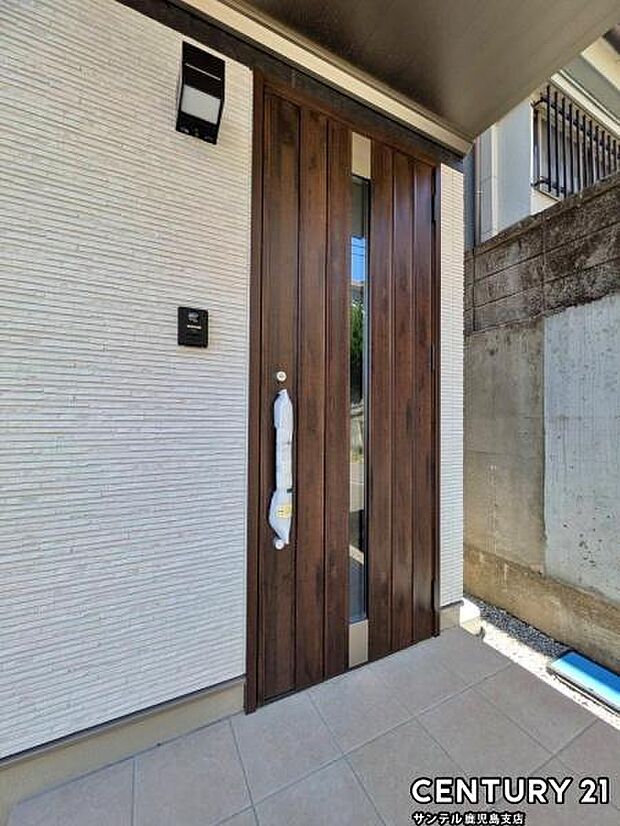 セキュリティ面でも安心なダブルロックドア玄関です♪屋根があるので、ちょっとした雨の日でも焦ることなく鍵や傘の開け閉めができます♪