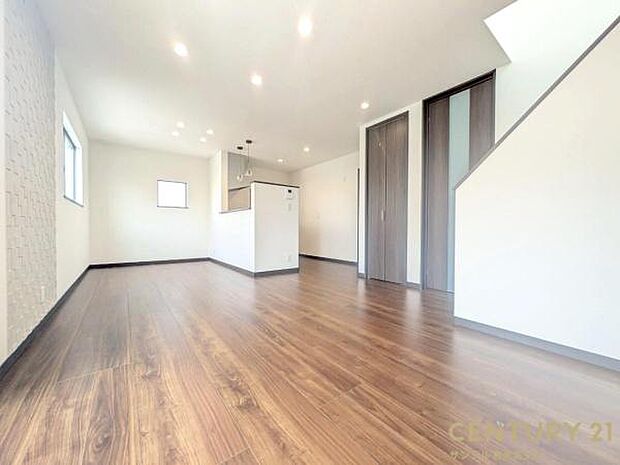 17.1帖の広々リビングです♪カウンターキッチンからリビングにいるご家族やお子様の様子が見えるので、コミュニケーションがとりながら、ご家族の大切な時間を共有できるリビングスペースです♪