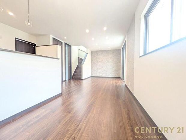 17.1帖のリビングです♪明るく、落ち着きのあるリビング♪ダイニングスペースも含めてゆとりのあるスペースで、ご家族でお食事や団らんしたり、ゆったりとしたご家族の時間を過ごせます♪