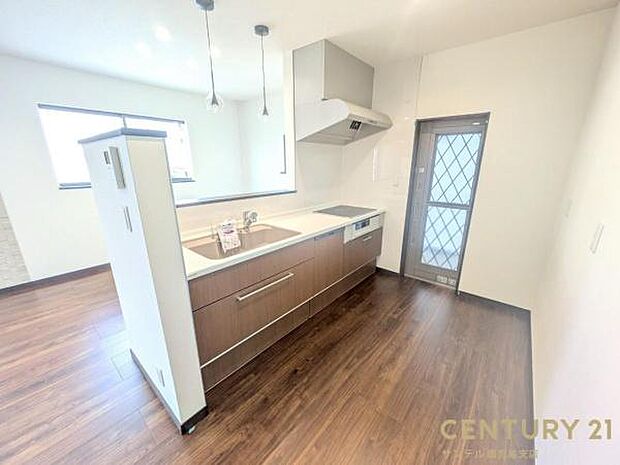 キッチンの天板には人工大理石を使用し、メンテナンスも楽です♪食器洗乾燥機を標準装備♪キッチンから、リビングにいるご家族と会話を楽しみながらお料理が出来ます♪