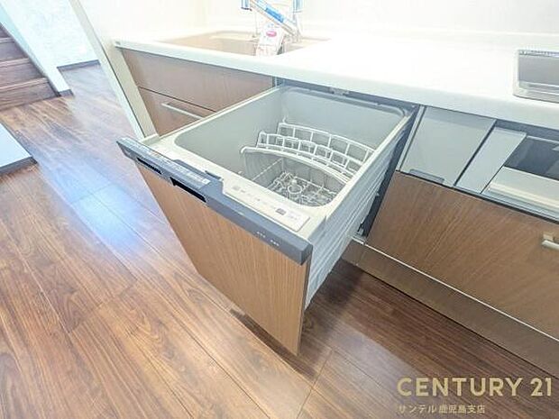 手荒れを防いで、家事の時間も削減できる食洗機付き♪高水温で洗浄をするので、衛生面的にも安心で♪片付けの時短にもなるので大活躍間違いなしです♪