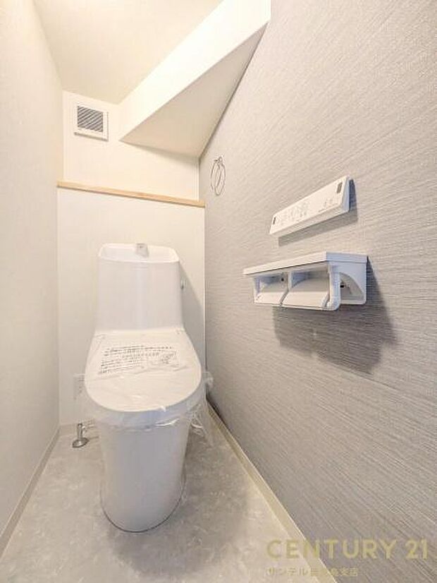 1階のウォシュレットが付いた広々として落ち着いた空間のお手洗いになります♪