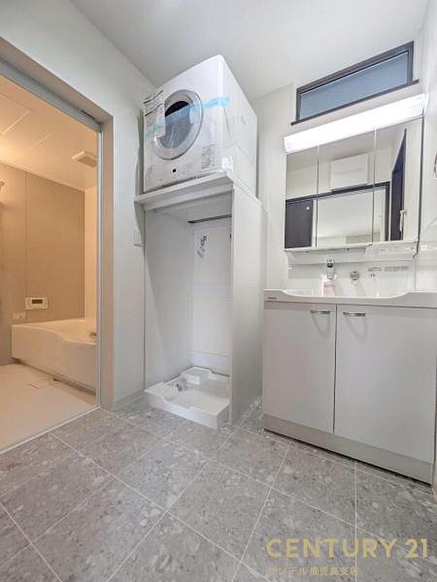 窓の付いた清潔感のある洗面脱衣所♪洗面台は、三面鏡の裏も収納スペースが付いており、シャワーヘッド付です！衣類乾燥機「乾太くん」標準装備(都市ガス利用)♪