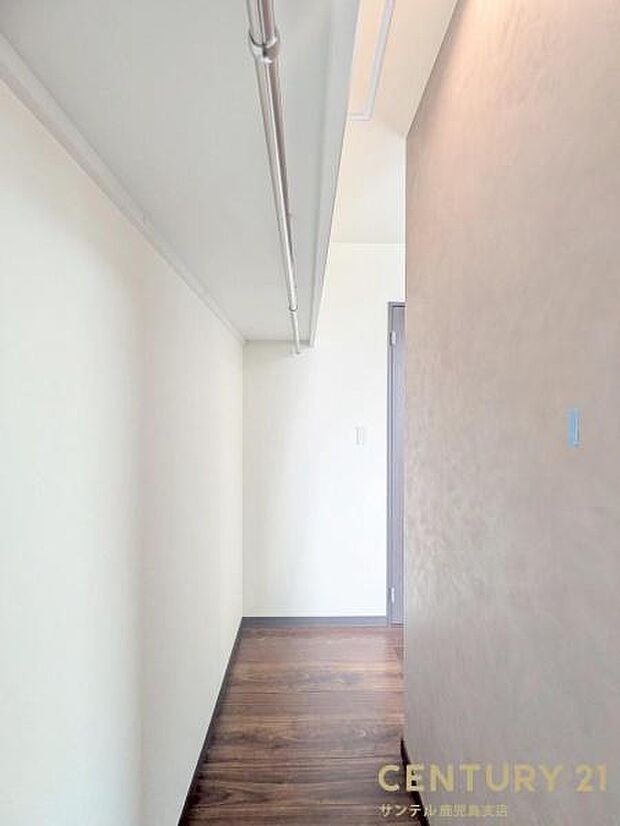 6帖洋室のクローゼットです♪丈の長いコートやお子様の制服、スーツなど収納でき、お洋服選びが楽しくなりますね♪