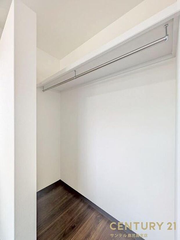 5帖洋室のクローゼットです♪丈の長いコートやお子様の制服、スーツなど収納でき、お洋服選びが楽しくなりますね♪