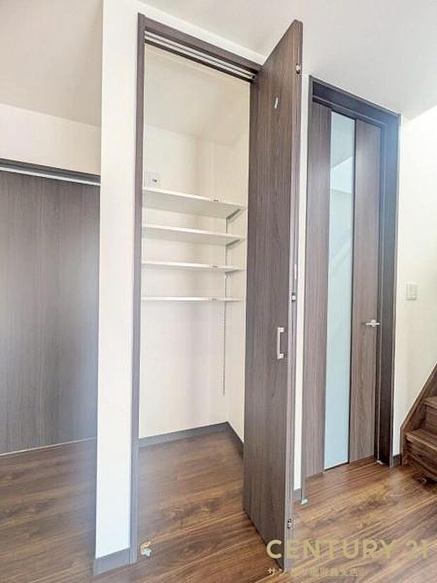 キッチンのパントリーです♪調味料や洗剤、レトルト食品などの在庫を保管出来る便利な収納スペース♪このスペースが有るのと無いのでは大きな差が出ます！